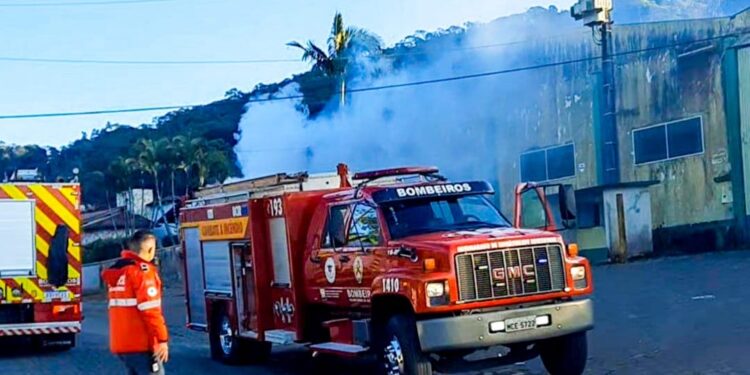 Bombeiros apagam incêndio em galpão, em Guaramirim
