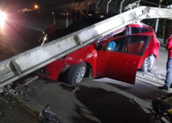Motorista é conduzido ao hospital após bater em poste, em Corupá