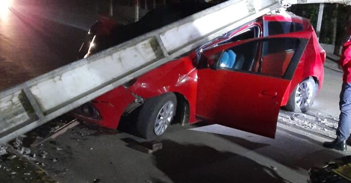 Motorista é conduzido ao hospital após bater em poste, em Corupá