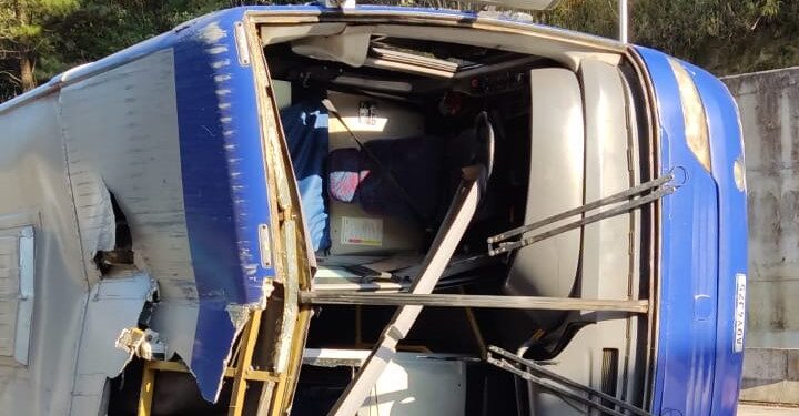 [Vídeo] Com destino a Jaraguá do Sul, ônibus do Umuarama Futsal tomba e duas pessoas morrem