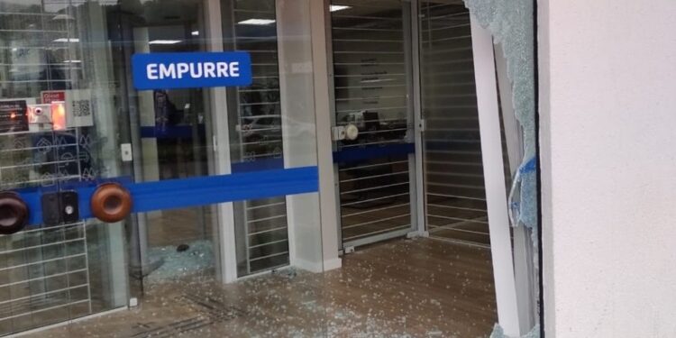 Homens armados invadem agência bancária e roubam malote com dinheiro em SC