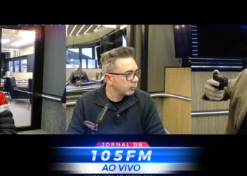 Deputado estadual de Santa Catarina mostra arma durante entrevista