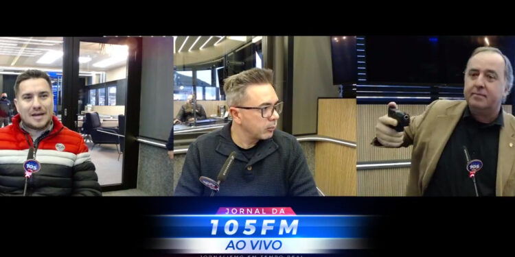 Deputado estadual de Santa Catarina mostra arma durante entrevista