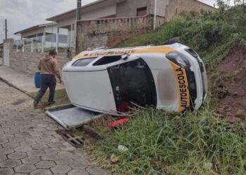 Aluna de autoescola tomba carro em exame para tirar a CNH em SC
