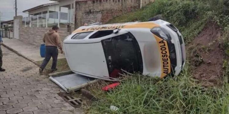 Aluna de autoescola tomba carro em exame para tirar a CNH em SC