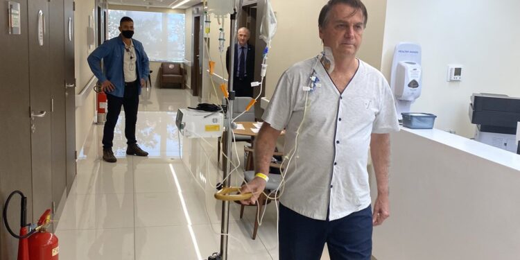Bolsonaro apresenta melhoras, mas não tem previsão de alta