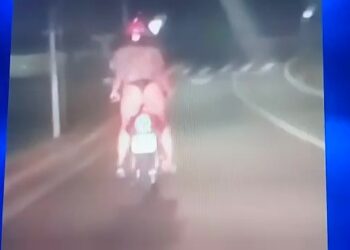 Mulher é flagrada andando de moto de calcinha no Paraná