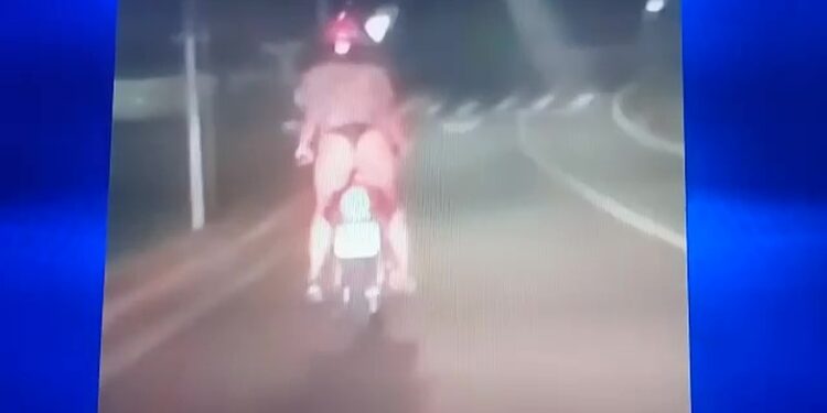 Mulher é flagrada andando de moto de calcinha no Paraná