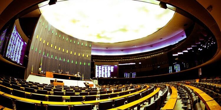 Deputados aprovam R$ 5,7 bilhões para fundo  eleitoral de 2022