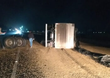 Caminhão bitrem tomba na BR-280, em Guaramirim