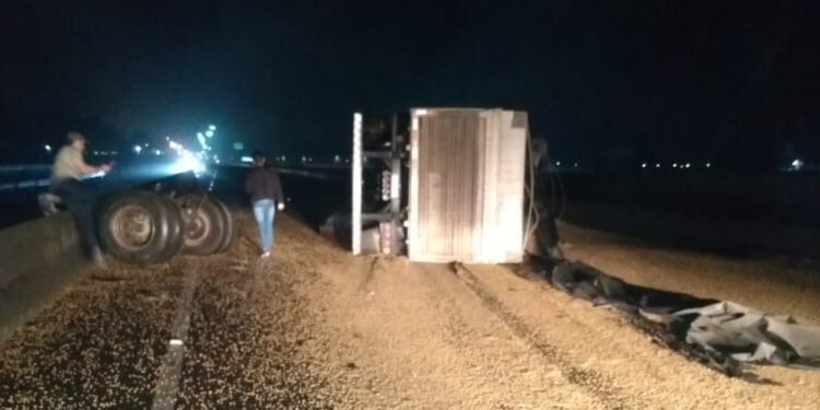 Caminhão bitrem tomba na BR-280, em Guaramirim