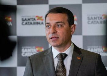 Governador antecipa calendário e catarinenses com 18 anos serão vacinados até agosto