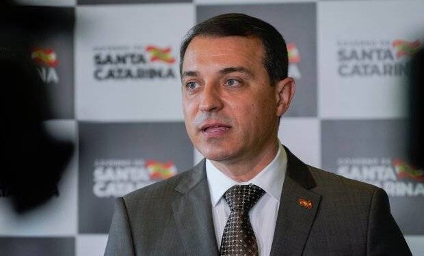 Governador antecipa calendário e catarinenses com 18 anos serão vacinados até agosto
