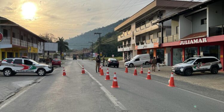 Mais de 80 carros são removidos ao pátio na operação “Documento Legal”, em Jaraguá do Sul e região