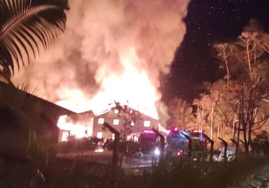 Incêndio de grandes proporções destrói malharia em Jaraguá