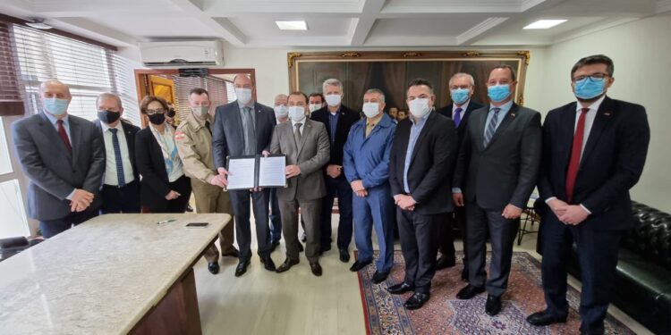 Governo protocola projeto que reajusta salário de 80 mil servidores de SC