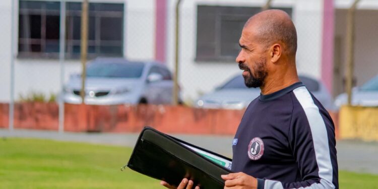 Juventus confirma demissão do técnico Pingo