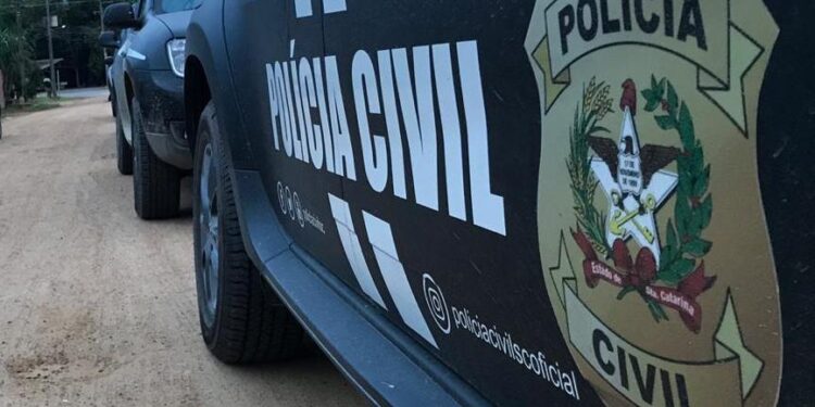 Ex-vereador de Tijucas atira contra crianças e é preso com 200 armas em casa