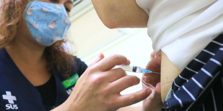 AstraZeneca e Coronavac: Agendados até dia 19 podem adiantar a 2ª dose em Jaraguá do Sul