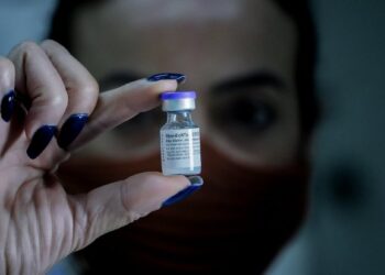 Vacinação em SC: Saúde discute critérios que serão adotados na imunização de adolescentes