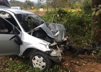 Carro capota e colide contra árvore em São João do Itaperiú