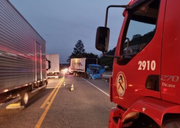 Colisão entre caminhões é registrada em Massaranduba