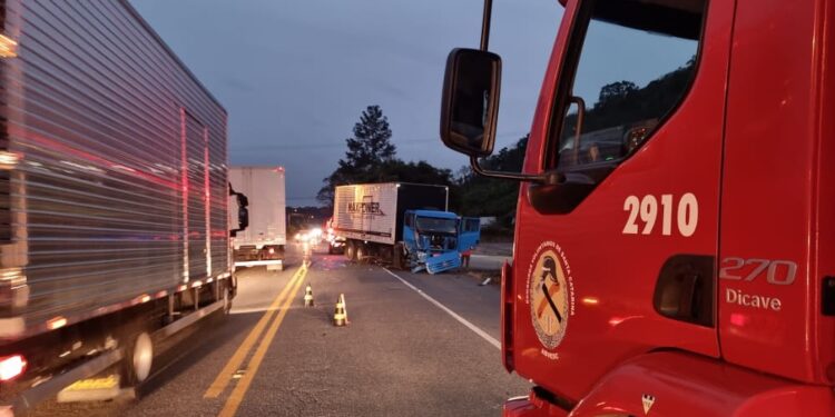 Colisão entre caminhões é registrada em Massaranduba