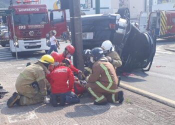 Vídeos: carro capota após colisão no Centro de Jaraguá do Sul