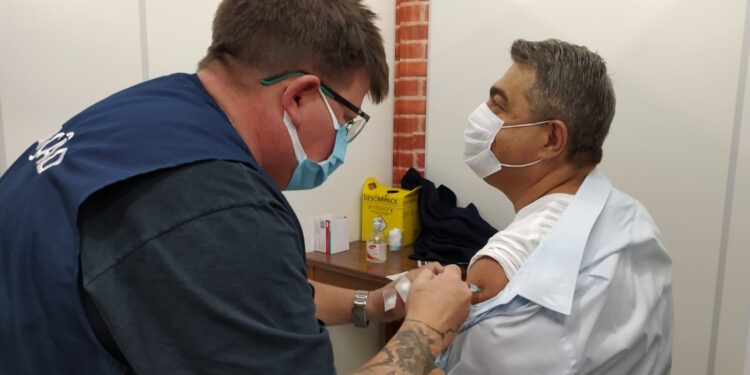 Prefeito de Jaraguá do Sul toma segunda dose de vacina contra a Covid-19