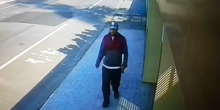 Vídeo mostra suspeito de agredir mulher no bairro Centenário, em Jaraguá do Sul