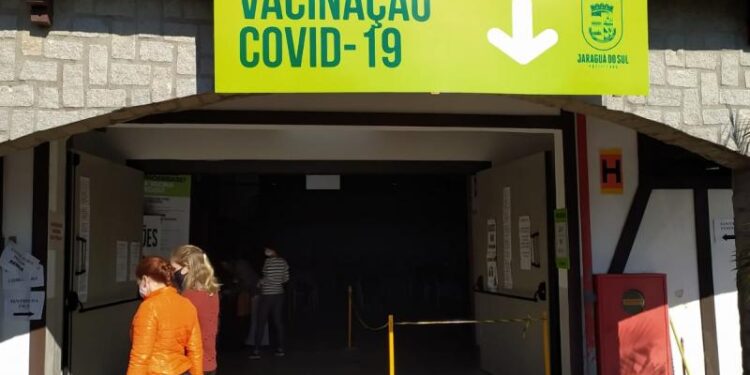 Jaraguá do Sul suspende aplicação da primeira dose contra a Covid por falta de vacinas
