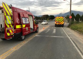 Idosa fica ferida após colisão entre dois carros em Schroeder