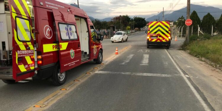 Idosa fica ferida após colisão entre dois carros em Schroeder