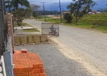 Vídeo: Homem furta portão, pendura no braço e sai pedalando tranquilamente em Joinville