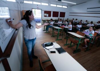 Governo de SC começa a pagar nova remuneração aos professores