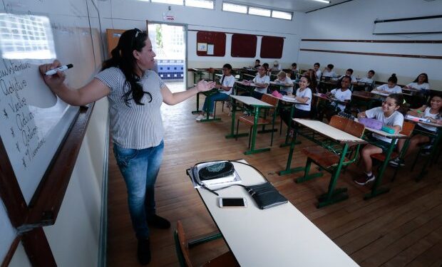 Governo de SC começa a pagar nova remuneração aos professores