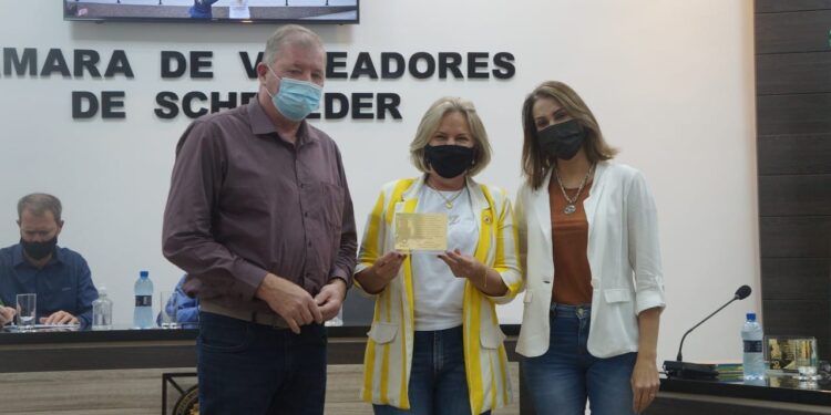 Prefeito de Schroeder participa da celebração dos 10 anos da Escola do Legislativo da Avevi