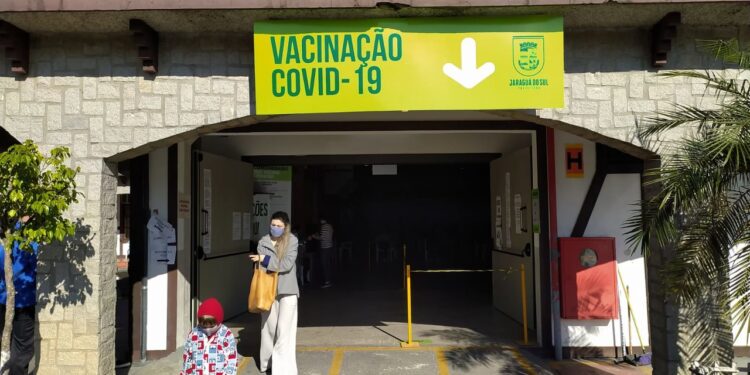 Central de Vacinas Covid terá horário ampliado nesta sexta-feira (27) em Jaraguá do Sul