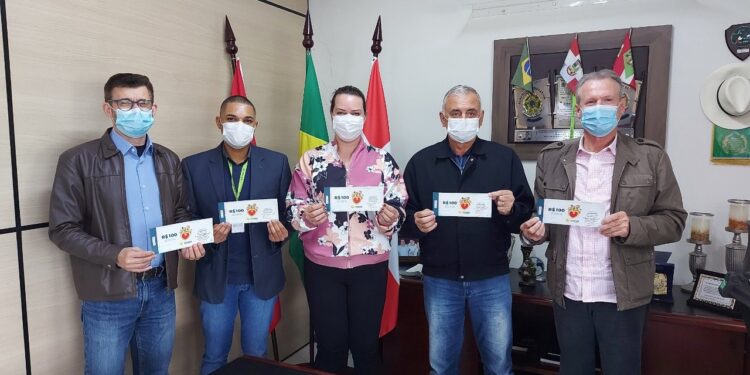 Doação feita por rede de cooperativas beneficia 31 entidades jaraguaenses