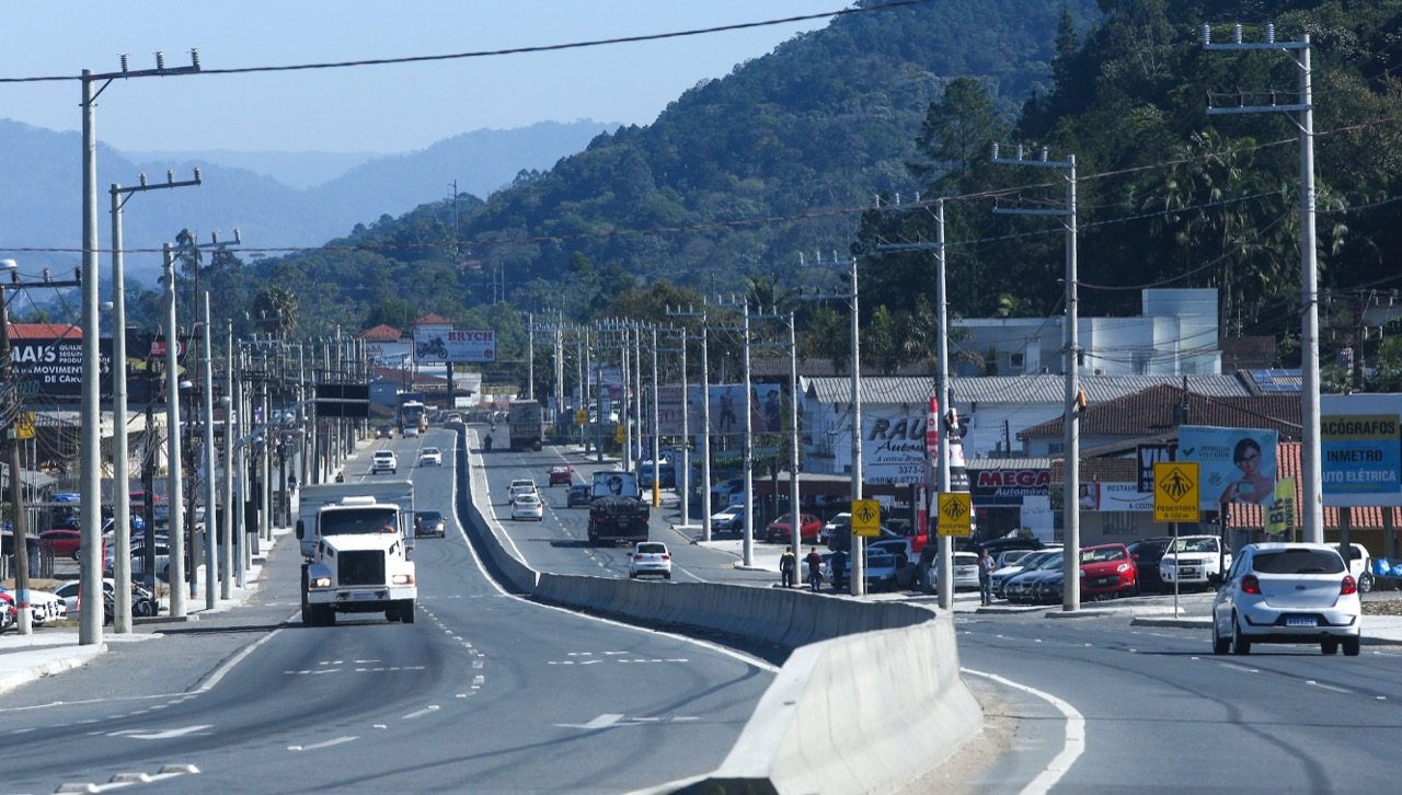 Serviços de pavimentação da BR-280/SC 