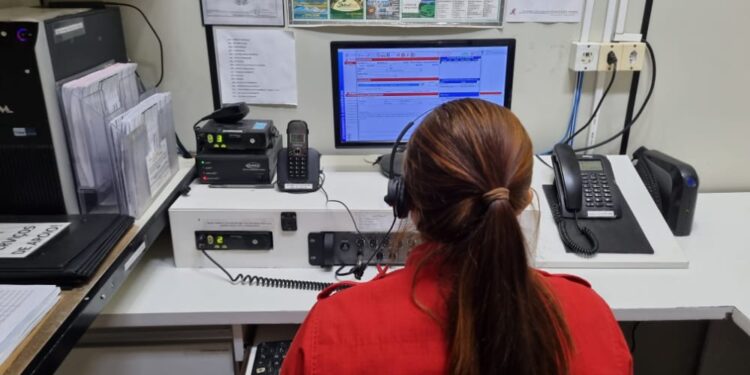 Bombeiros ajudam a salvar bebê por telefone, em Massaranduba