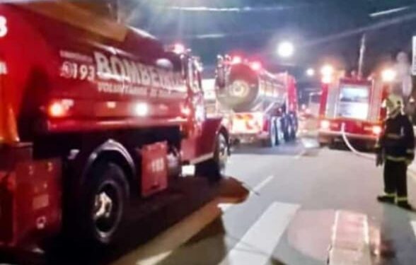 Mulher é resgatada de apartamento em chamas em Jaraguá do Sul