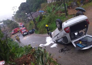 Carro com quatro pessoas capota em Guaramirim