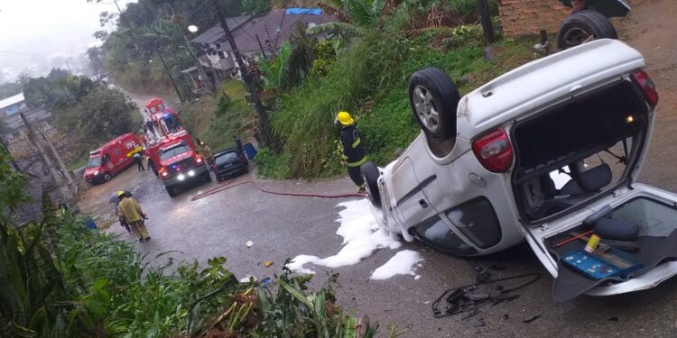 Carro com quatro pessoas capota em Guaramirim