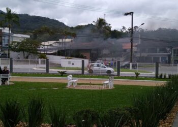 Incêndio é registrado em borracharia em Jaraguá do Sul