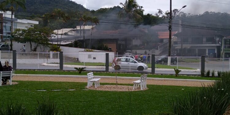 Incêndio é registrado em borracharia em Jaraguá do Sul