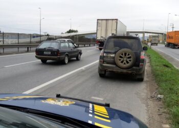 Carro com registro de furto em Joinville é recuperado na BR-101 em Itajaí