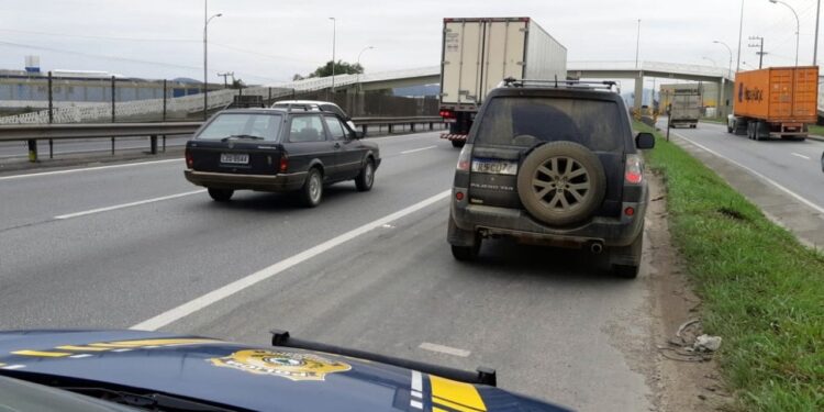 Carro com registro de furto em Joinville é recuperado na BR-101 em Itajaí