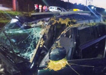 Carro sai da pista, capota e duas pessoas ficam feridas em Schroeder