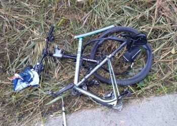 Carro atropela quatro ciclistas na SC-108, em Guaramirim